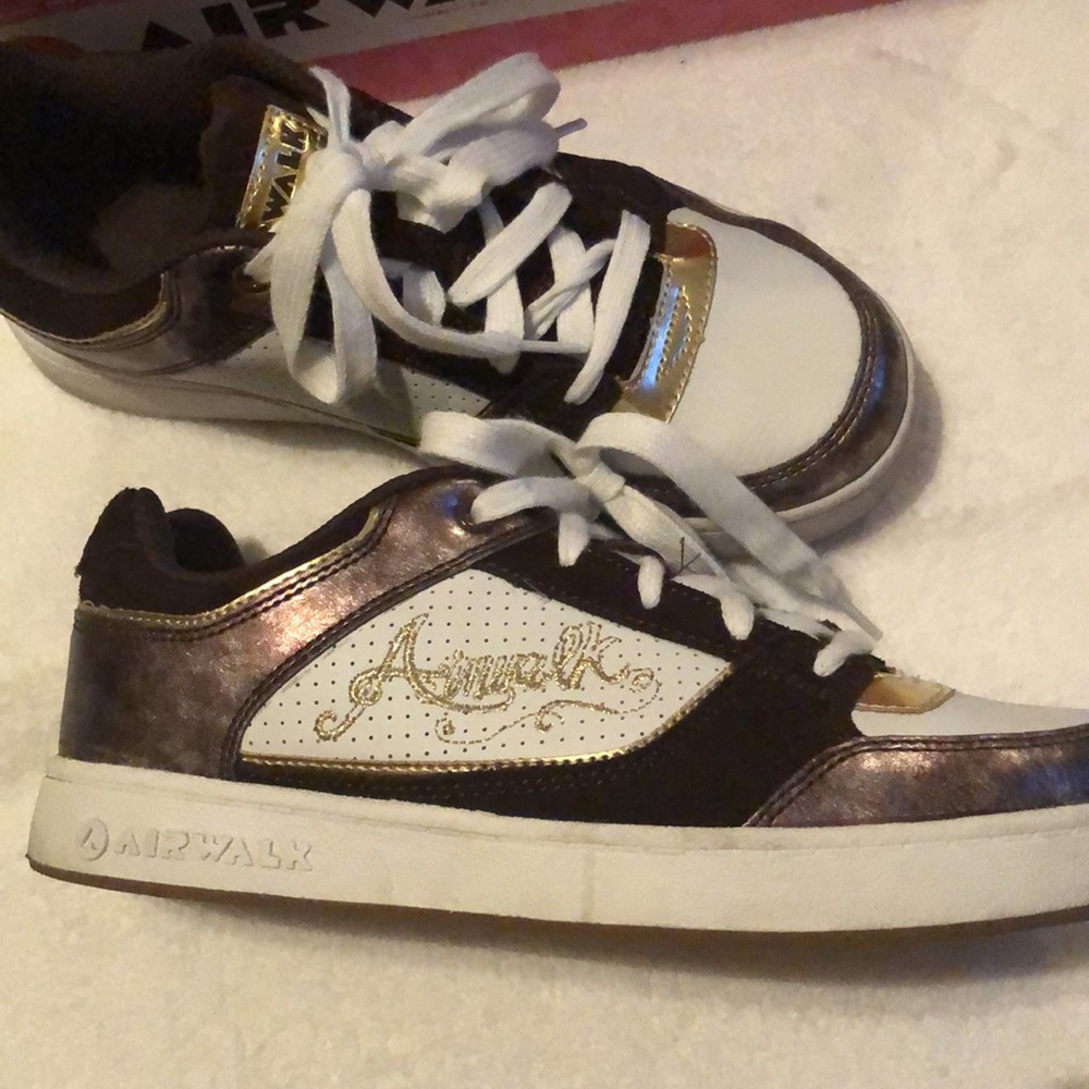 Vintage Airwalk Cosmo Sneakers. Worn for a few hours traveling. Little walking.